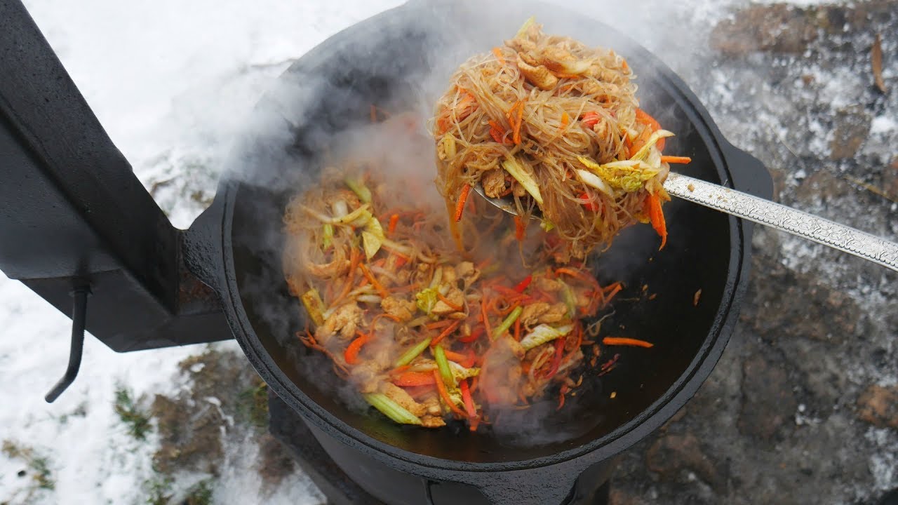 Вкусно в казане на костре. Блюда в казане на кос Ре. Казан на костре. Блюда на воке на костре. Закуска в казане на костре.