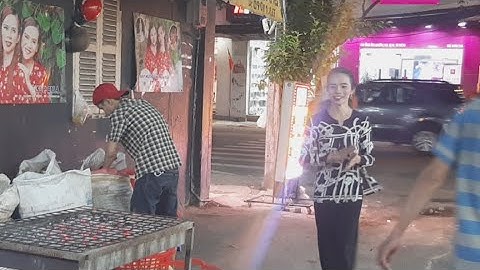 Chỉ Mình Cô Ba Bắp Nướng Và YouTuber - Tay Thy Grilled corn - Vietnamese street food