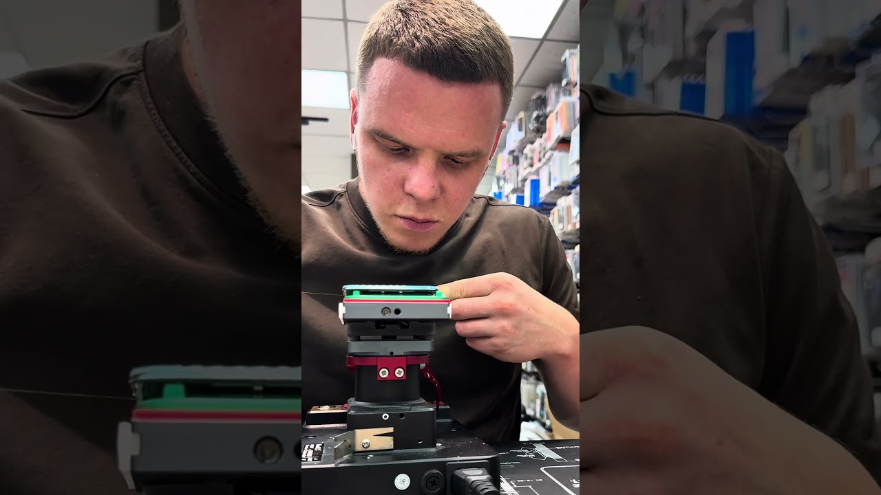 Тёмич меняет стекло дисплея на iPhone 13