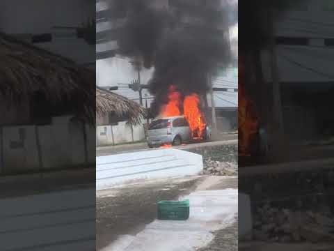 Carro pegando fogo na Ponta D'Areia