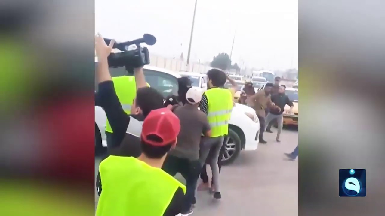 العيداني محافظ البصرة يفقد أعصابه ويحاول اللحاق بمتظاهر اقترب من سيارته