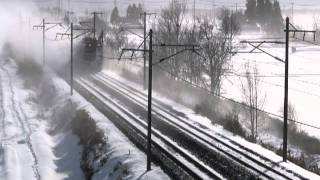 地吹雪の中を駆けるED75