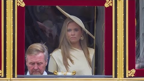 Prinsjesdag: Oranjes stappen in koetsen bij Paleis Noordeinde