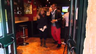 ÁLVARO CASTRO E MARIA LUISA DOMINGOS A BAILAREM LATINAS NO BAIRRO ALTO