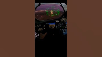 Boeing 787 cockpit view while landing with HUD heads up display #boeing787 #cockpitview #hud #shorts