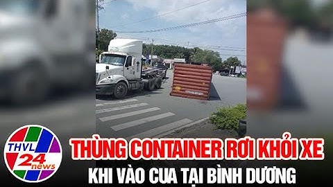 Thùng container rơi khỏi xe khi vào cua tại Bình Dương