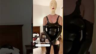 With the heavy rubber female mask #latex #latexstyle #latexfashion #rubberman #boots #stivaloni