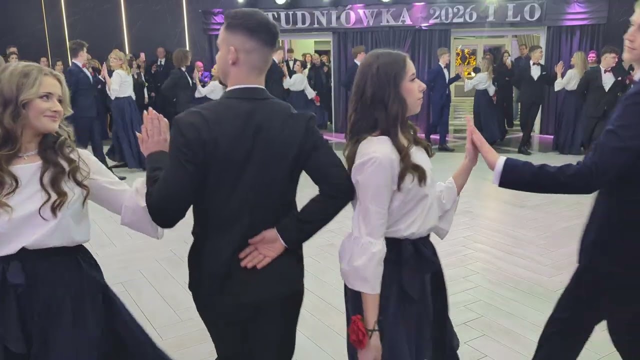 Studniówka 2026. Polonez w wykonaniu uczniów I LO w Ostrołęce 