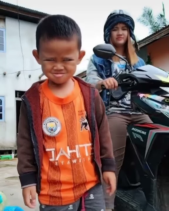 Cil naik motor dulu cil 😆😆😆 ( video lucu )