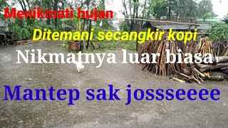 Menikmati hujan lebih indah dari kenyataan
