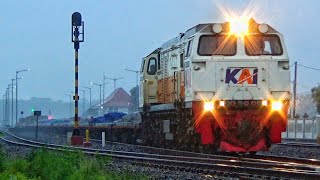 HUNTING KERETA API SORE DI STASIUN BATANG‼️Kereta Barang Angkutan Semen Kosong Menembus Hujan Deras