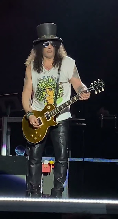 Slash makes a mistake but recovers like a champ! Guns n roses live in Wellington