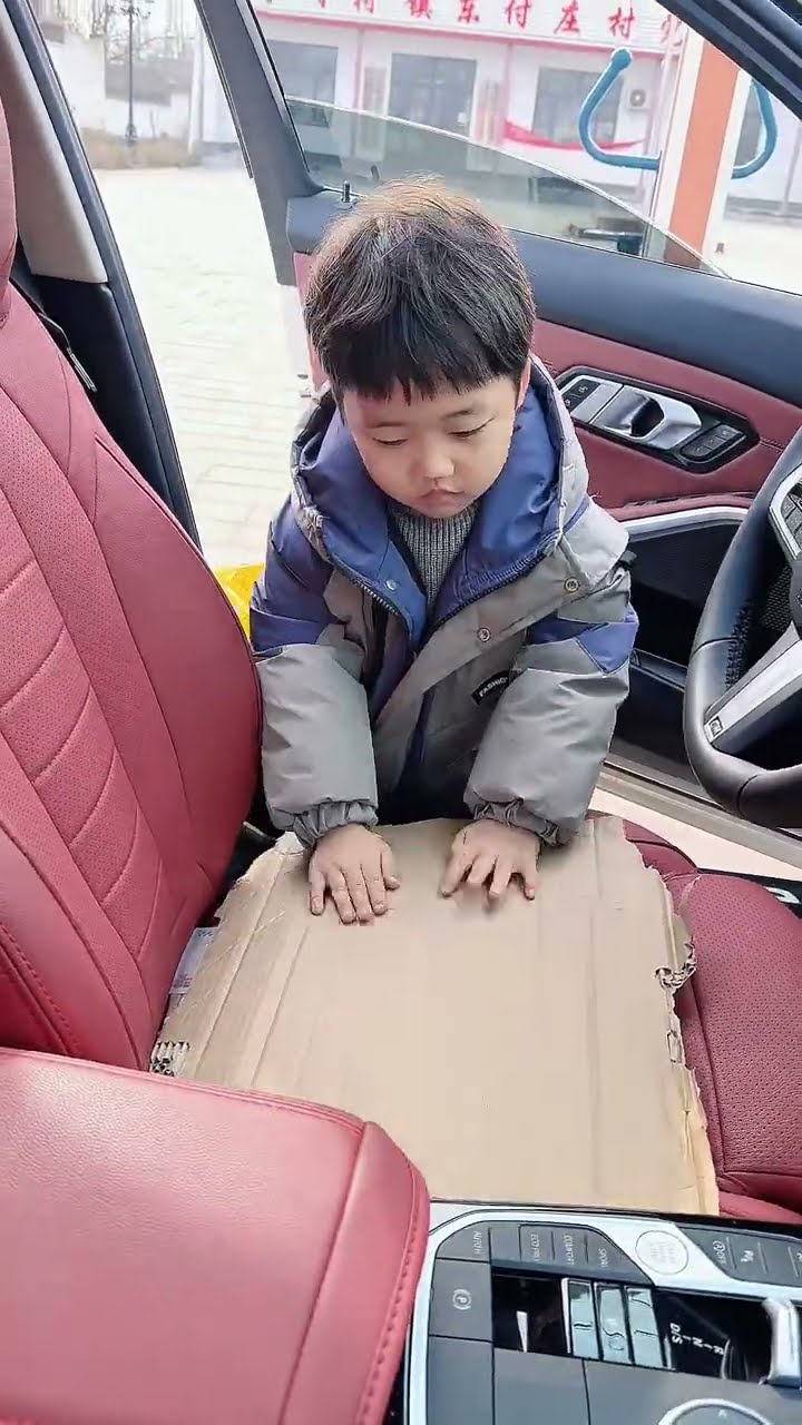 儿子看到别人的车门没关，没找个小小的你竟会这样做！#Cute baby#Cute#呆萌小米宝#聪明宝宝#萌娃