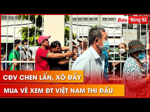 Video CĐV nữ bị đẩy ngã ngay cổng sân, cảnh tượng chen lấn... - youtube