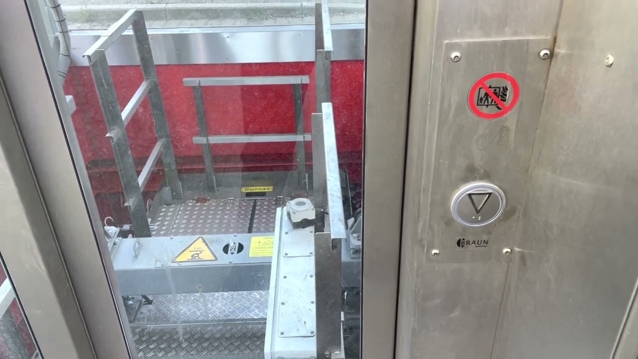 Defekter Braun Aufzug im U-Bahnhof Rathaus in Duisburg