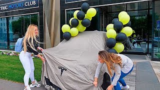 ПОДАРИЛ "фейковую" Теслу Кате ❤️ Пранк над Моей Девушкой! Гонки с ГЕЛИКОМ и Porsche 911 по Москве