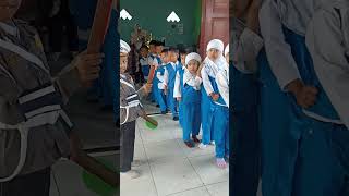 Polisi lalu lintas dan rambu rambu lalu lintas @pertiwi02brujul