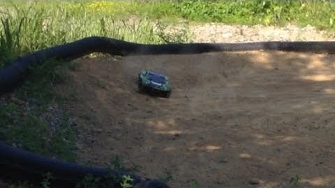 Traxxas Slash 4x4 Slo-Mo MUSiC ViDEO!