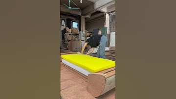 Quá trình 1 thợ lành nghề bọc mút sofa, một công việc cực kỳ quan trọng trong sản xuất ghế sopha