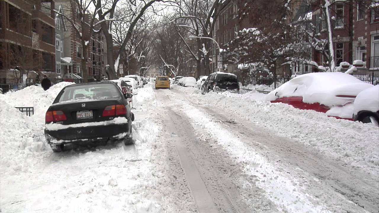 Chicago Blizzard Cleanup in Lakeview - YouTube