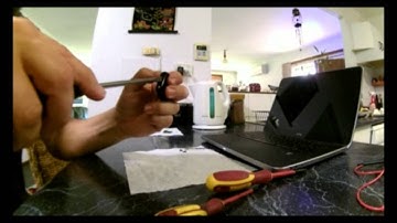 How to change the battery on a VT-VX Holden Commodore key remote