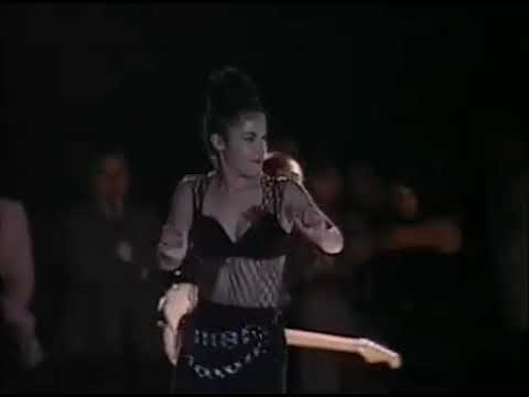 سلنا کوئینتانیلا در حال رقصیدن باسنش