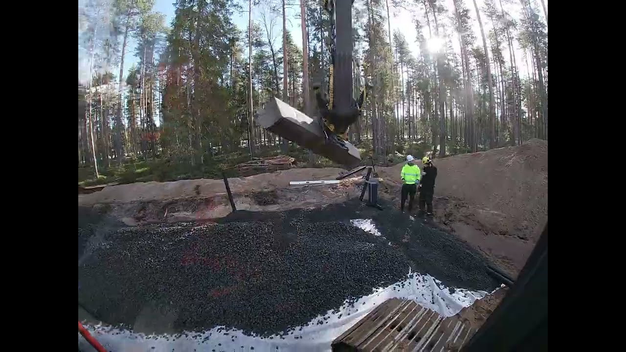 Omakotitalon pohjatyöt part 3. Earthworks for a detached house. Volvo ECR 235+Engcon+Trimbe.