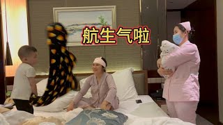 航航唱串烧歌曲逗妹妹，小姐姐要抱妹妹回宿舍休息奶凶奶凶的生气