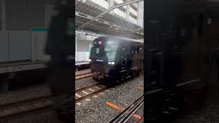 相鉄21000系21105×8が急行西高島平行きとして奥沢駅の待避線を通過するシーン(2024.5.9.7:46)