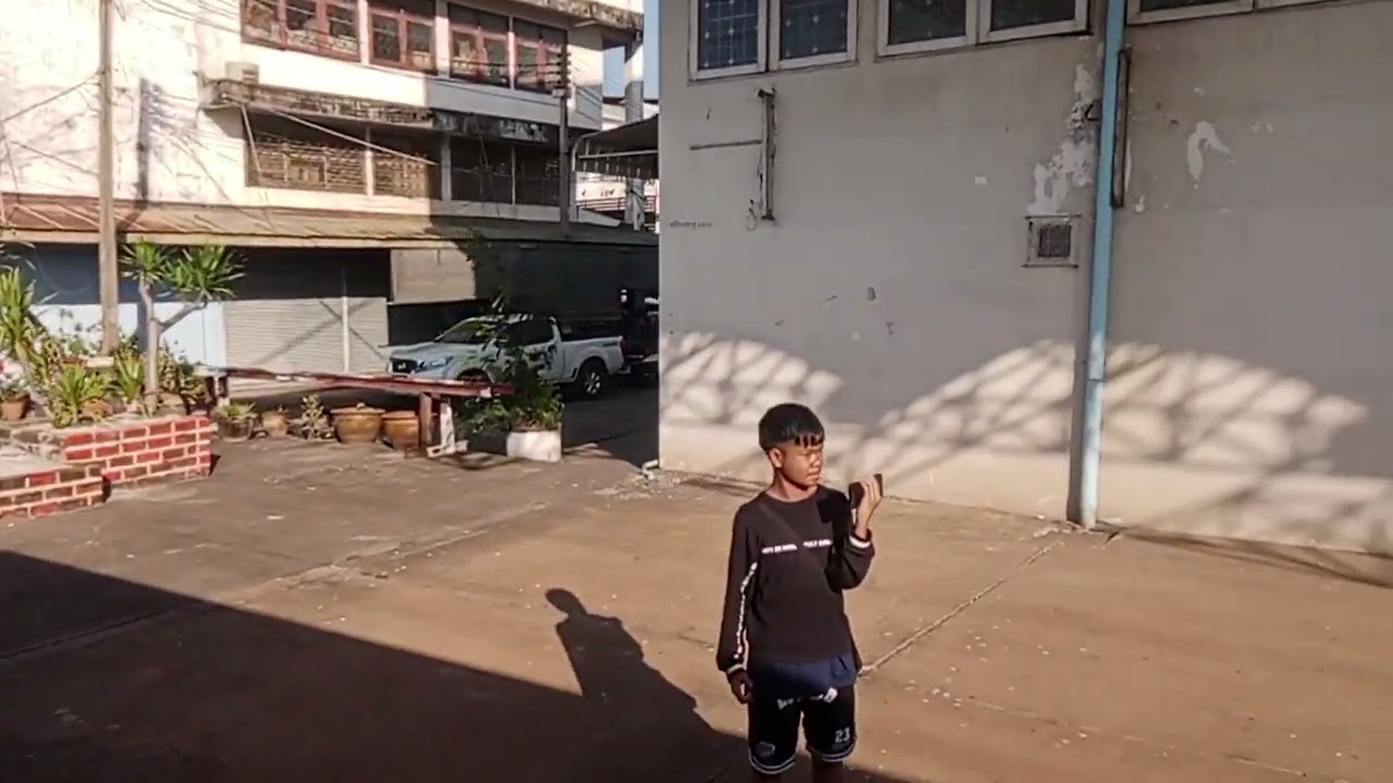 อัลสตอม 4103 ทำขบวนรถเร็วที่ 111 กลางกรุงเทพอภิวัฒน์-เด่นชัย เข้าออกในชานชาลาที่ 1 สถานีอุตรดิตถ์