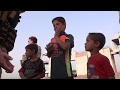 شاهدوا الجيش العراقي ماذا فعلوا بهؤلاء الاطفال الثلاث في الموصل.حصلنا على عشرة الاف دينار منذ الصباح
