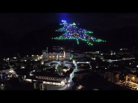 Albero Di Natale Gubbio 2019.Gubbio Accensione Dell Albero Di Natale Piu Grande Del Mondo Youtube