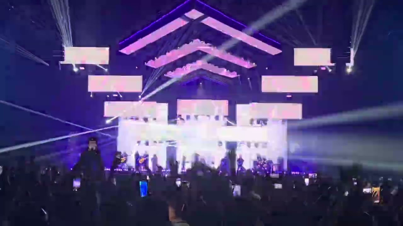 Amr diab intro dubai Coca-Cola arena 2023