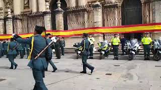 La Guardia Civil canta su himno y retira la bandera de España