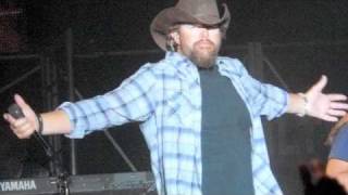 Video thumbnail of "Toby Keith - I've Been A Long Time Leaving (But I'll Be A Long Time Gone) (Live)"