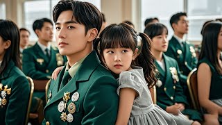 一口氣看完 子嗣單薄的冷面司令救下落魄少女一夜纏綿後她直接跑路5年後看到萌娃竟是縮小版的自己他一眼認出這就是他親生的