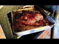 Testando forno do fogão a lenha com pernil de porco caipira