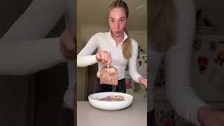 French toast 🥞😋 360 calories | 48g protein 🩷🩷 Ingredients: • 3 slices @Sola Protein Bread (90 calor