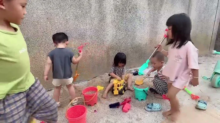 Summer Kids Playing Sands