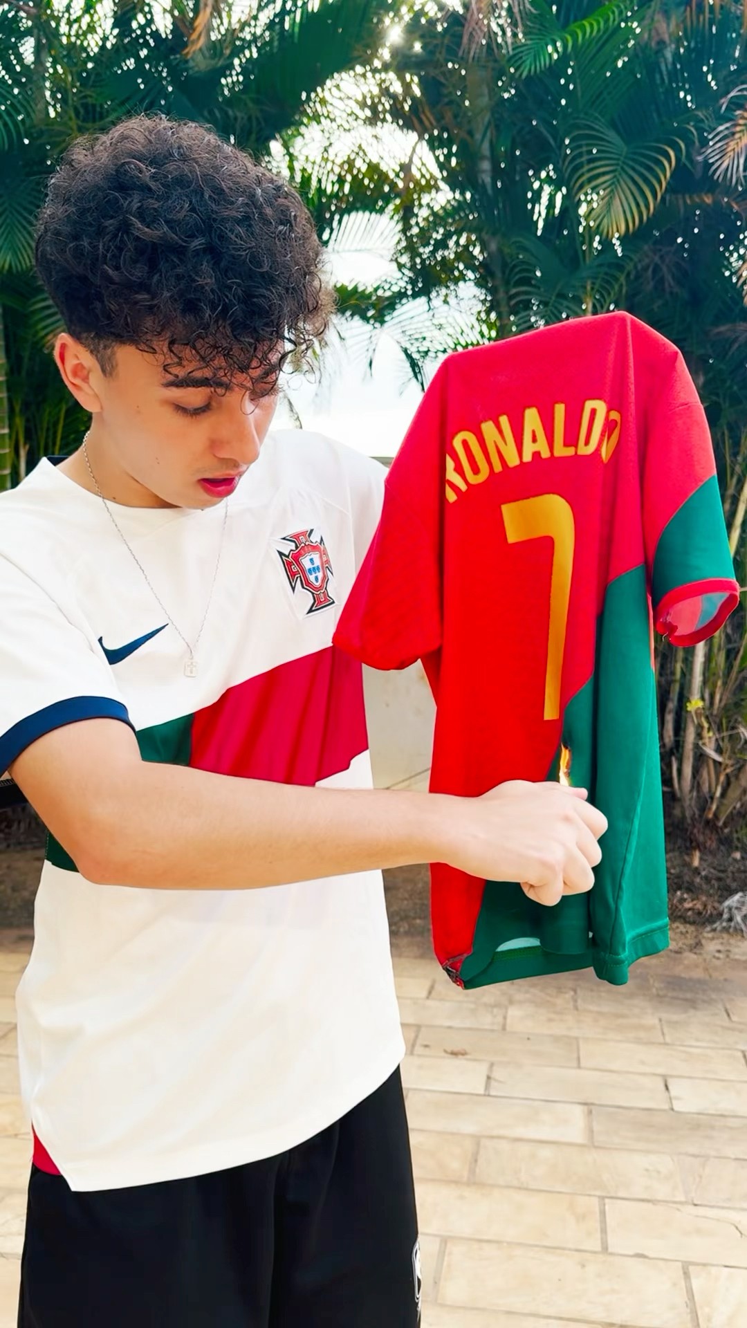 QUEIMEI A CAMISA DO CRISTIANO RONALDO DO MEU IRMÃOZINHO! ?