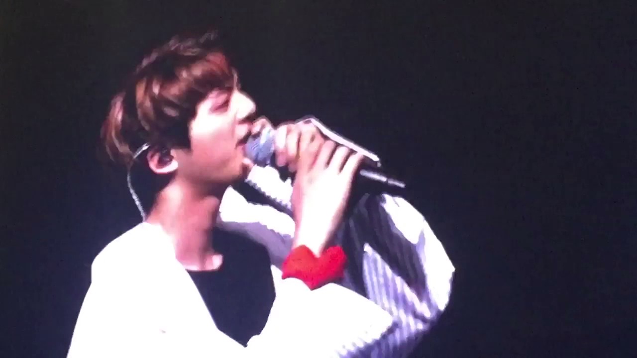 [FANCAM] JIN SPEAKING ENGLISH + HEART WRISTBANDS @ 170526 BTS The Wings Tour in Sydney - YouTube