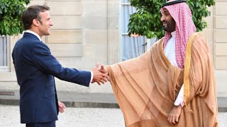 Macron accueille d'une longue poignée de mains le prince héritier saoudien à l'Élysée • FRANCE 24