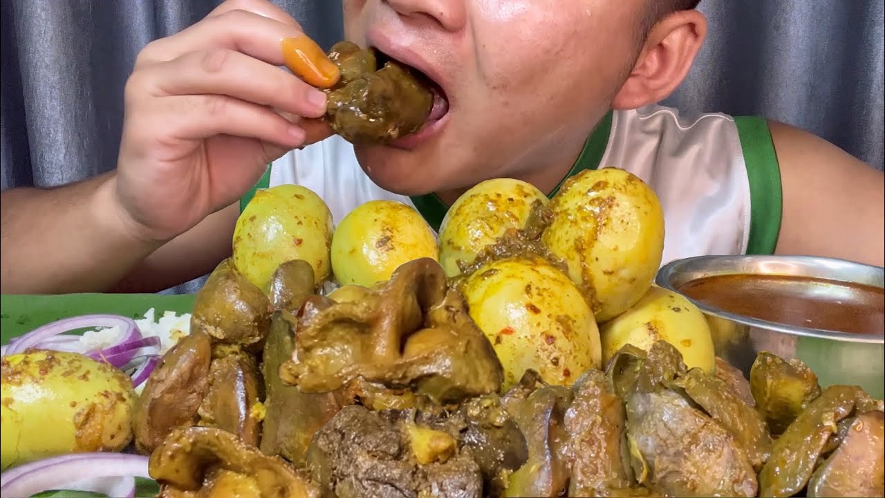 EATING DELICIOUS CHICKEN GIZZARD & LIVER & EGGS CHICKEN CURRY WITH