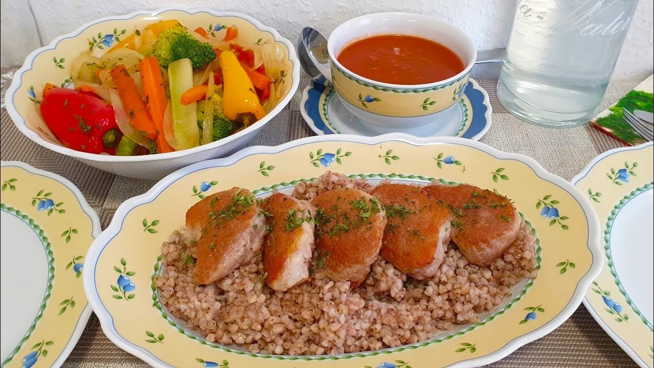 Медальоны из филе  с овощами на гречке!Томатный соус!