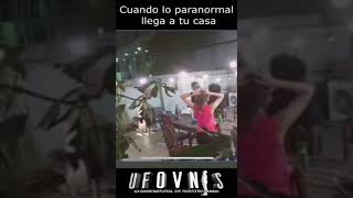 En Argentina una cámara de seguridad registro el momento que algo le toca el hombro a una mujer