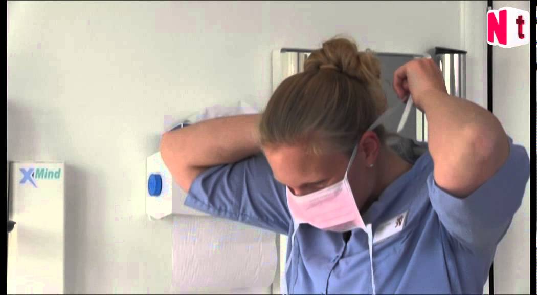 Handschoenen, mondkapje en spatbril in de tandartspraktijk