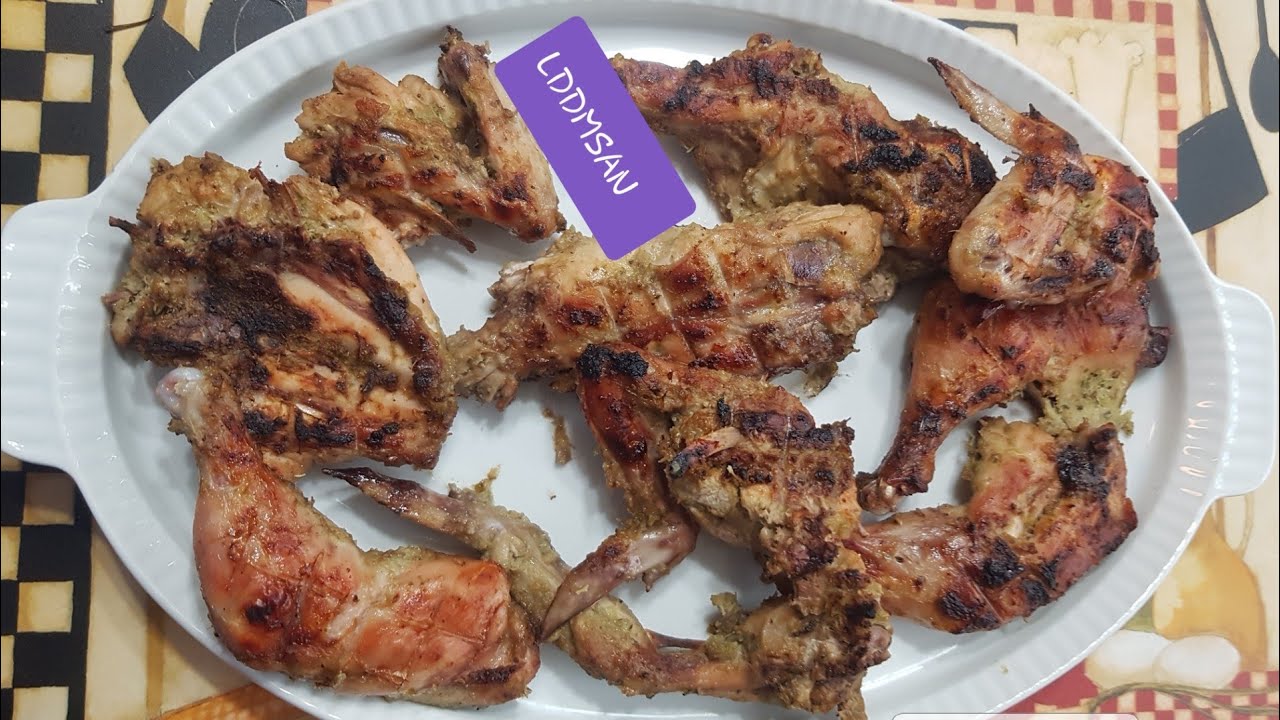 Poulets Grillés Sur Un Poêle En Fer, Une Cheminée, Un Bâton De Poulet Grillé  Traditionnel De Style Thaïlandais.