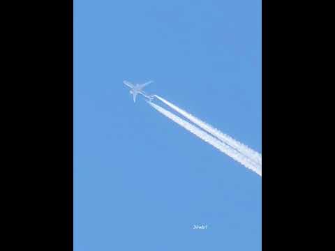 خطوط التكاثف لطائرة تجارية فوق سماء عمان على ارتفاع بين 30 و 40 الف قدم   