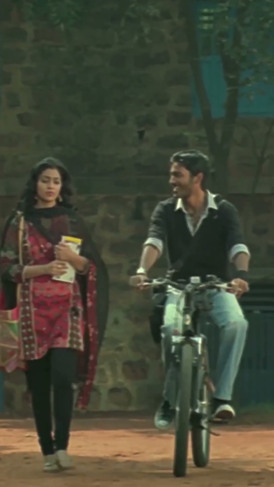 प्रोफेसर ने श्रिया सरन को क्लास से निकाल दिया #DaringbaazAashiq #dhanush #south #shorts #reels