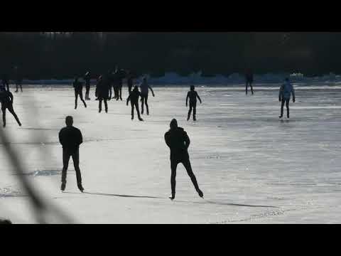 Schaatsen op het ijs bij strand Nulde in Putten.
